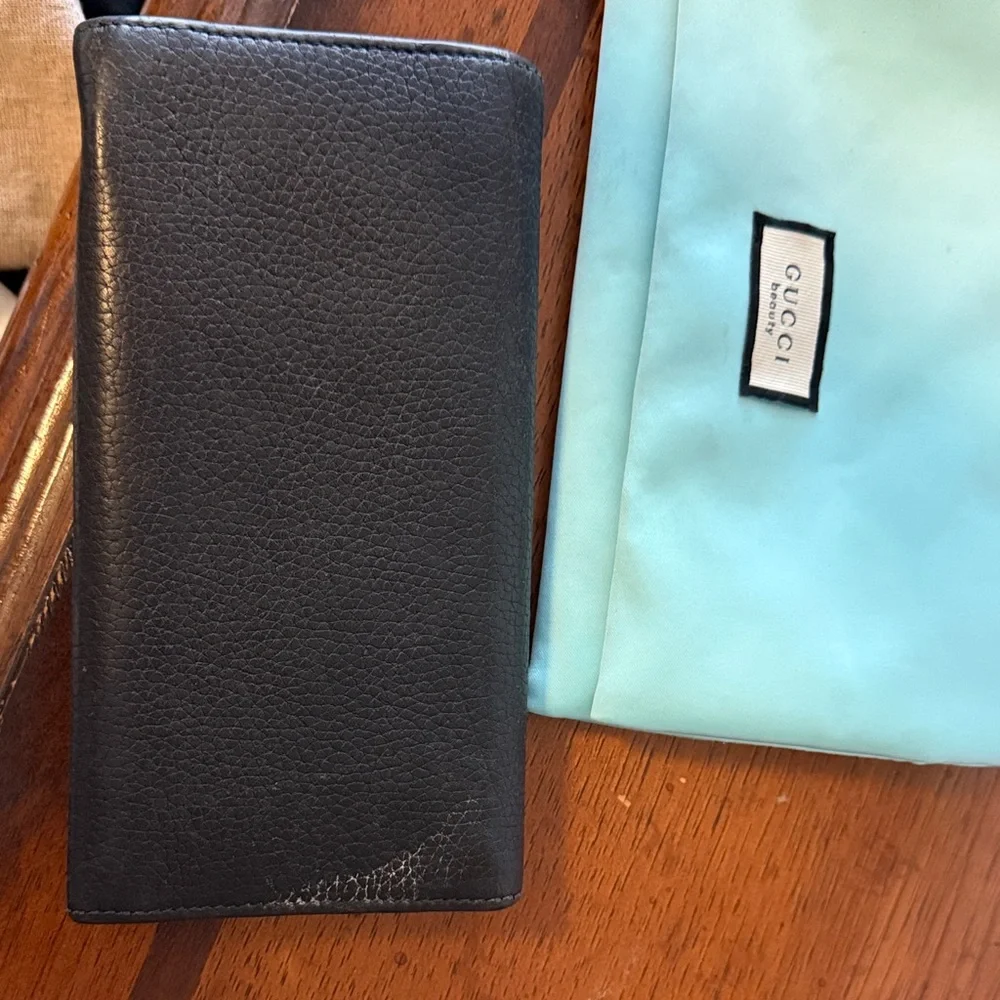 Gucci Black Leather Women's Wallet with Embossed Logo - Picture 5 of 5